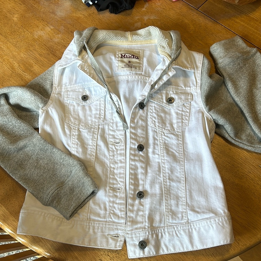 Short white jean and sweatshirt jacket